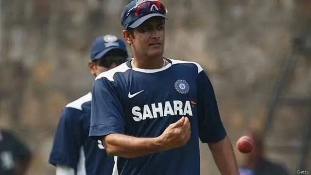 બૉલિંગ કરતા અનિલ કુંબલે