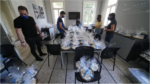 جمعية لبنان للغد وزعت تسعة آلاف قطعة معمول على الأسر في بيروت