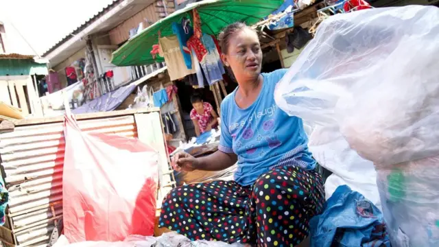 ชาวชุมชนอิสลาม กำลังคัดแยกขยะที่เก็บมา เพื่อนำไปขายต่อให้กับโรงรีไซเคิลขยะ