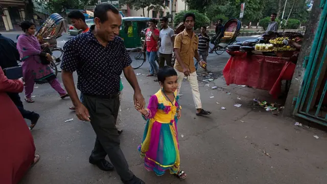 সন্তানকে নিয়ে ঘুরতে বের হয়েছেন এক বাবা।