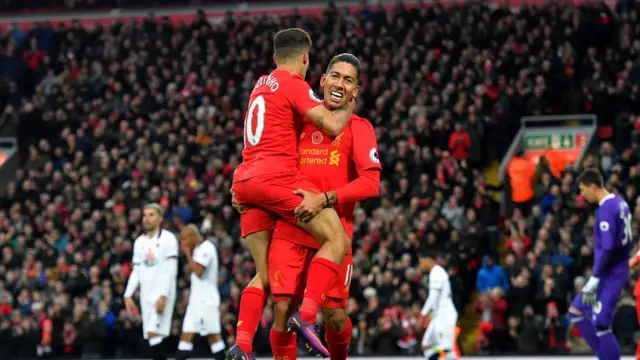 Roberto Firmino và Philippe Coutinho của Liverpool ăn mừng trong trận thắng đậm Watford ngày 6/11