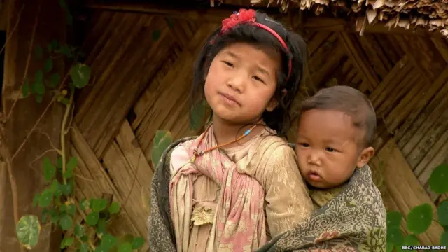 लोंगवा गावातली लहान मुलं.