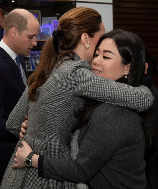 ดัชเชสแห่งเคมบริดจ์ทรงโอบกอดให้กำลังใจ น.ส.อรุณรุ่ง บุตรสาวคนที่ 3 ของนายวิชัย