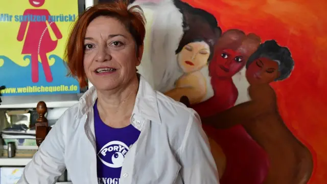 ลอว์รา เมริตต์ ยังเป็นนักภาษาศาสตร์ด้วย