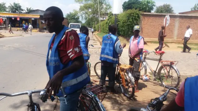 100 à 200 mille personnes prennent des vélos taxis chaque jour dans la capitale Bujumbura, qui compte plus de 700 mille habitants.