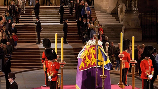 Aworan bi wọn se tẹ oku iya Ọbabinrin sinu posi ni itẹ ẹyẹ