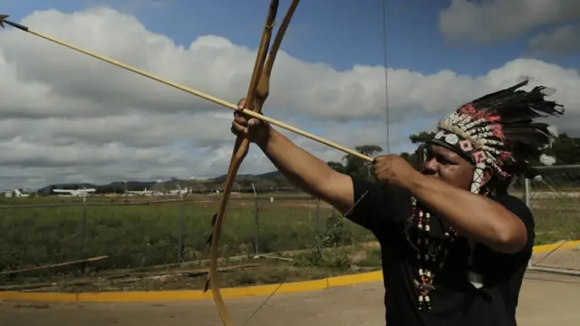 Indígena pemón com arco e flecha