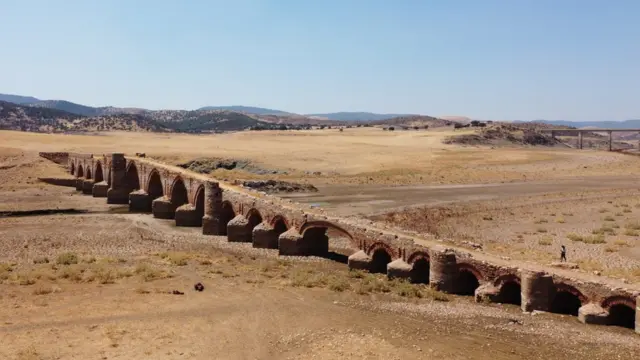 無人機航拍已乾涸的西班牙馬德里錫哈拉水庫(新華社圖片17/8/2022)