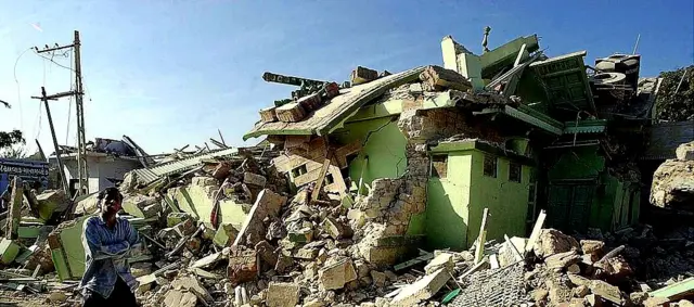 ઘર, શાળા અને રસ્તા ધરાશાયી