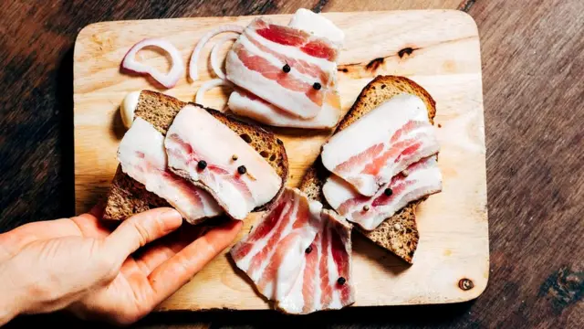 85 граммов жирного бекона содержат около 30 граммов насыщенных жиров (рекомендованный дневной лимит для мужчин)