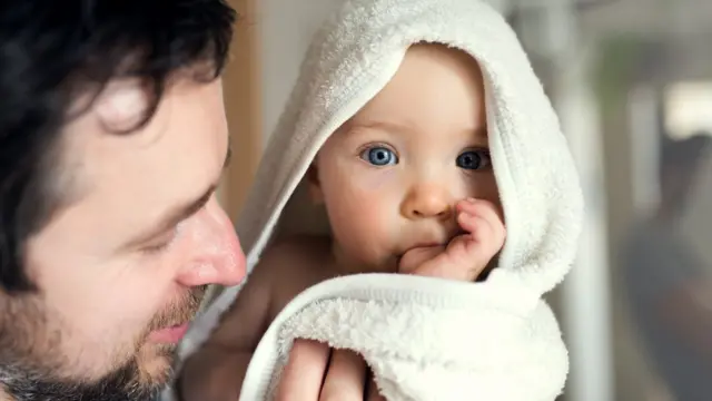 Pai com bebê no colo