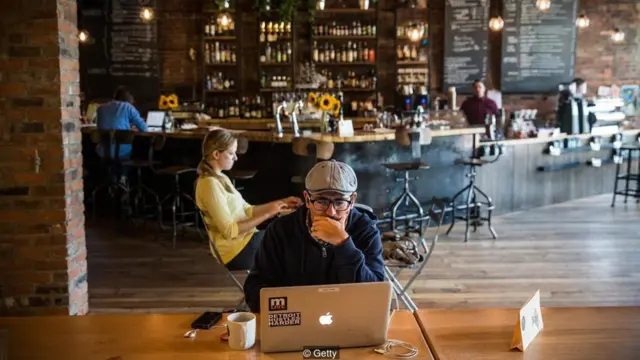 काम करता व्यक्ति