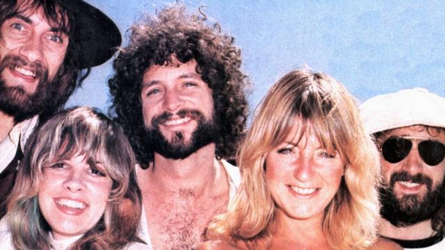 Fleetwood Mac в 1975 году: Мик Флитвуд, Стиви Никс, Линдси Багингингем, Кристин Макви и Джон Макви (слева направо)