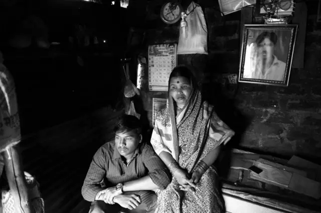 માણિકના ભાઈ અને તેમના માતા.