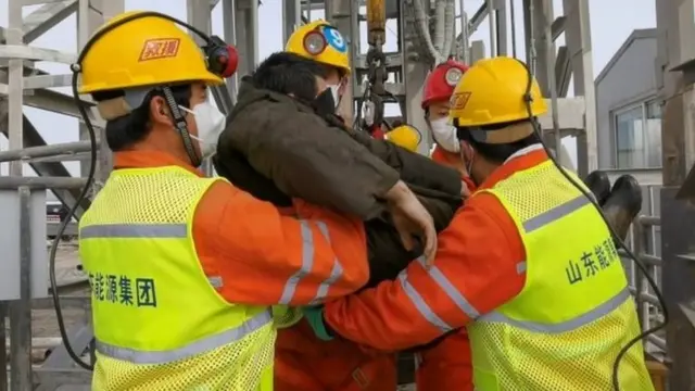 প্রথম যে শ্রমিককে উদ্ধার করা হয় তিনি বাদবাকিদের কাছ থেকে বিচ্ছিন্ন অবস্থায় ছিলেন।