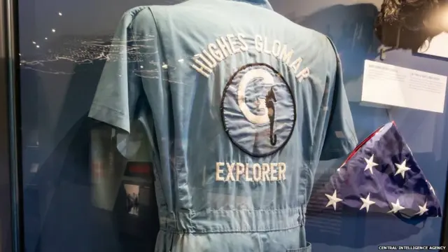 ਹਾਵਰਡ ਹਿਊਜ਼ ਪ੍ਰਦਰਸ਼ਨੀ ਤੋਂ ਕਵਰ ਅਤੇ ਝੰਡਾ