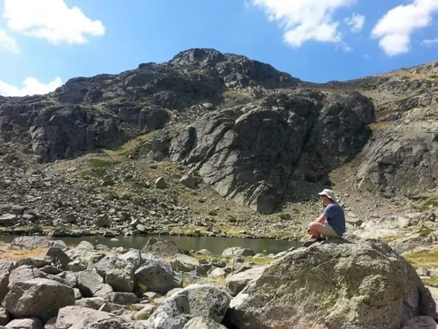 Hombre solitario sentado en una roca (Foto: Moisés Hernández López)