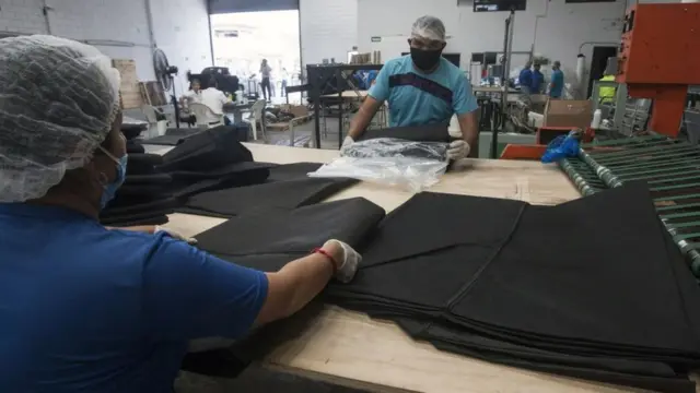 Trabajadores de una maquiladora en México