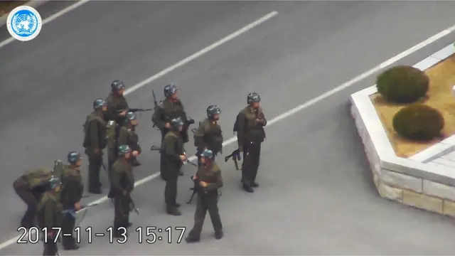 탈출한 오씨를 추격하던 북한군이 AK 소총을 든 채 집결해 있다