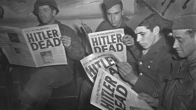 1945年，美军士兵读《星条旗》报了解希特勒死亡的消息。