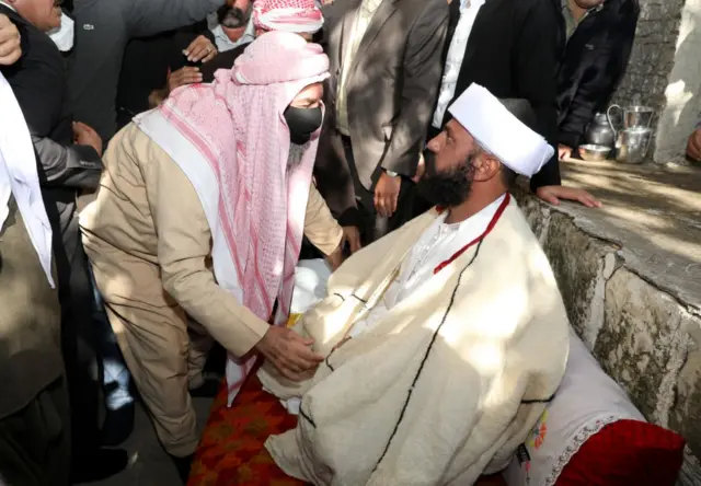 الشيخ علي الياس خلال مراسم أداء القسم في معبد لالش، في سنجار (قرب محافظة دهوك) التي تُعرف باسم شنكال بين الأكراد في 18 نوفمبر/تشرين الثاني 2020.