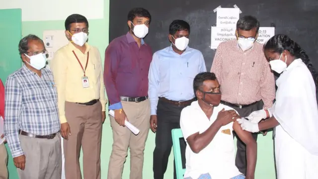தடுப்பூசி செலுத்துவதும் பணியை மேற்பார்வை செய்யும் அதிகாரிகள்