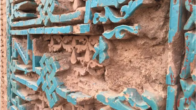 د هرات د اطلاعاتو او کلتور ریاست وایي، د هرات لوی جامع جومات ډېری کاشیان له منځه تللی.