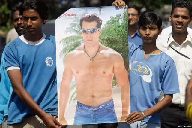 સલમાન ખાનના પોસ્ટર સાથે ચાહકોની તસવીર