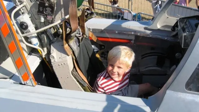 كان أليكس يحلم منذ الصغر بأن يصبح طيارا