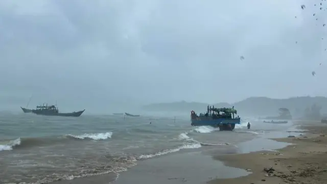 ရခိုင်ကမ်းခြေမှာ မေလ ၂၂ ၇က်နေ့က စက်လှေအချို့ ရခိုင်ကမ်းခြေမှာ မုန်တိုင်းမိပြီးမျောလာစဥ်