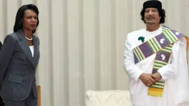 कोंडोलिसा राइस यांच्यासोबत मुअम्मर गद्दाफी