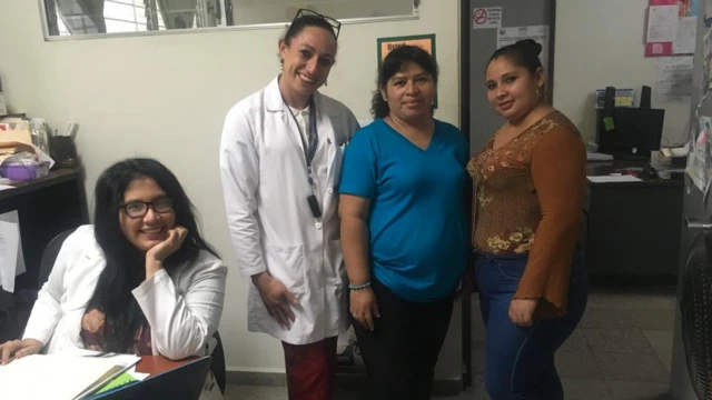 La doctora Zulma con su equipo de trabajo.