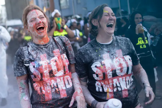 Девушки на боях краской перед карнавалом