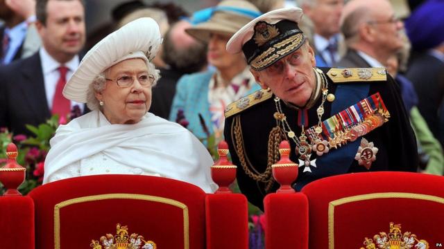 Королева Елизавета и принц Эдинбургский во время прогулки по Темзе