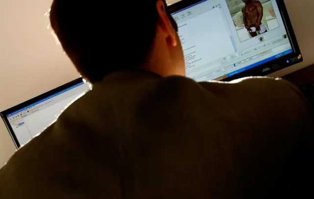 Hombre ante ordenador.