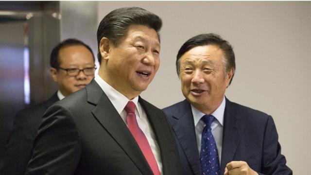 Ông Nhậm cùng Chủ tịch Trung Quốc Tập Cận Bình trong một sự kiện năm 2015.