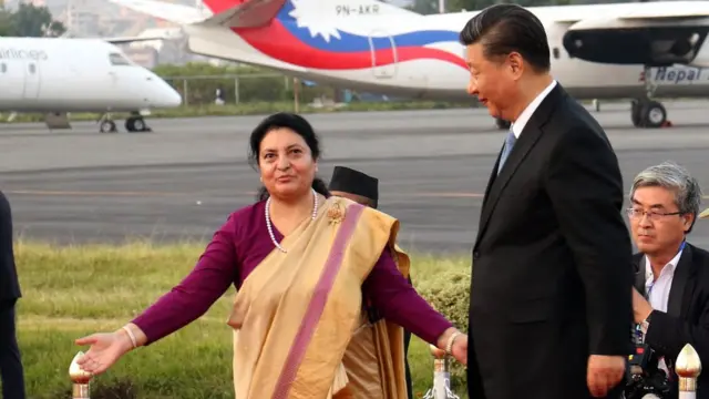 राष्ट्रपति विद्यादेवी भण्डारी स्वागत गर्दै
