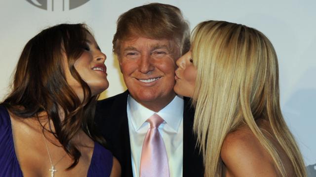 Trump en una imagen de 2008 acompañado por dos modelos.
