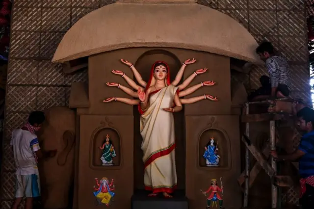 কলকাতার আরেকটি মণ্ডপ।