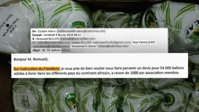 Extraits d'un courriel de la Caf au propriétaire de Tactical Steel, Romuald Seillier, avec certains des 60 000 ballons de football en arrière-plan