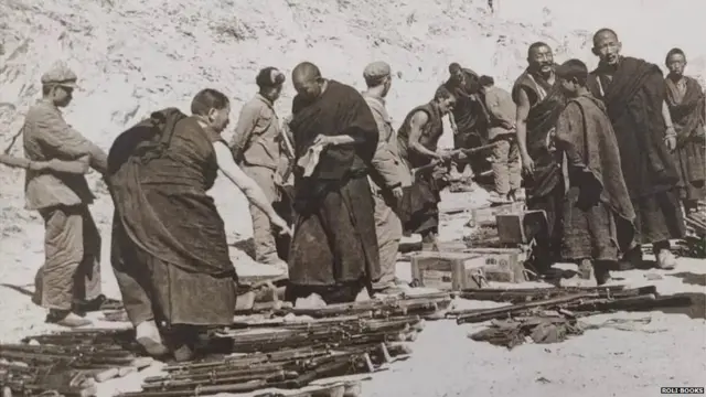 चिनी लष्करासमोर शस्त्रं खाली ठेवताना तिबेटचे विद्रोही