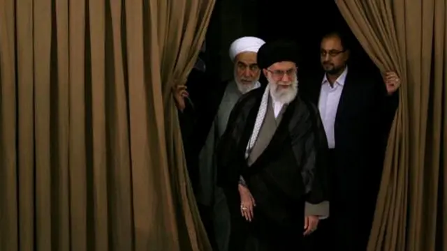 وحید حقانیان - راست - در کنار علی خامنه ای و محمد گلپایگانی