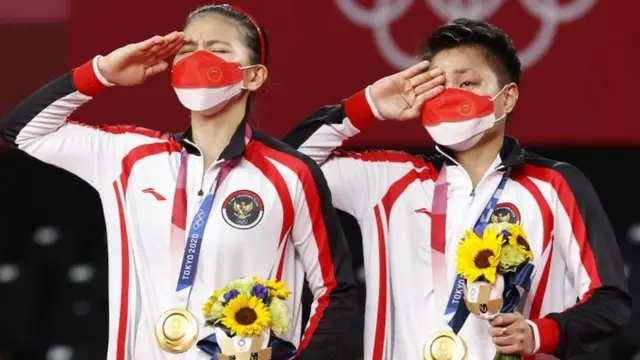 Greysia Polii, Apriyani Rahayu ketika kenaikan bendera saat menerima medali.
