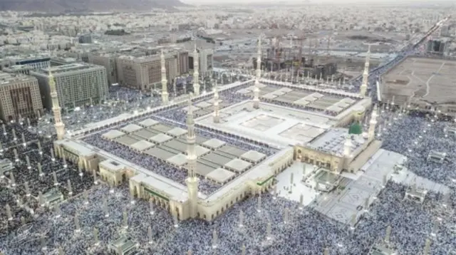 Hoton Masallacin Madina daga sama, ga gina-gine da makabartar baki'a duk a gefen masallacin.