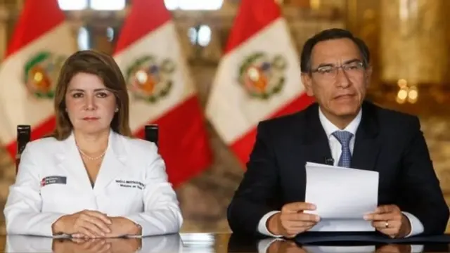 O presidente do Peru, Martín Vizcarra, acompanhado pela ministra da Saúde, Elizabeth Hinostroza