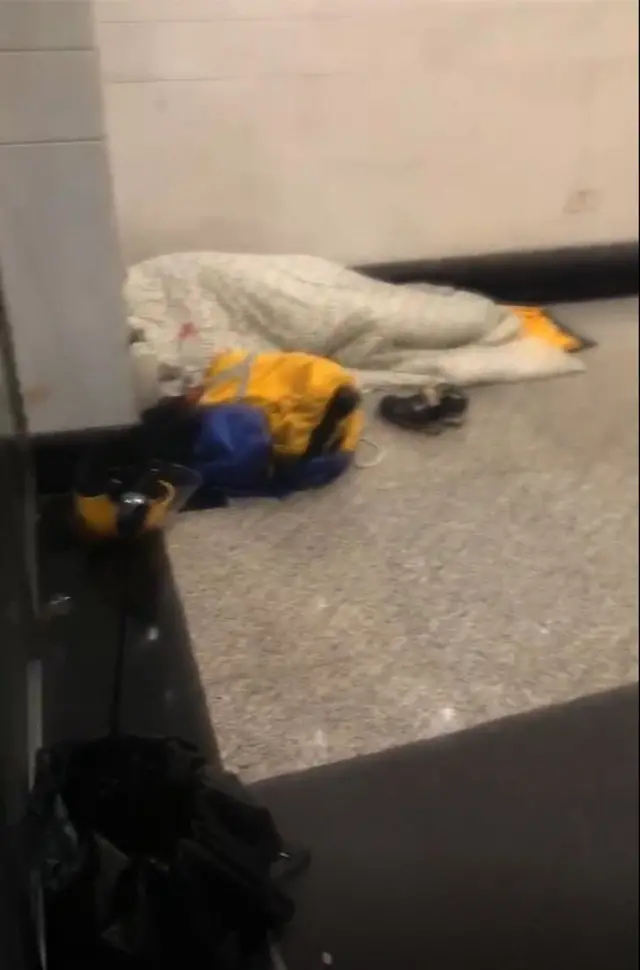 BBC가 취재한 한 배달원은 폭우를 피해 ATM 기기가 설치된 공간에서 밤을 보냈다고 한다