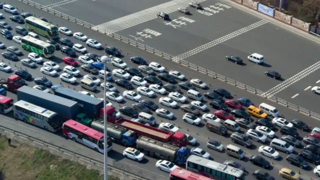 南京绕城高速二桥收费站排满车流（中新社图片24/1/2017）