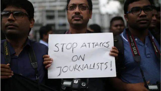 সাংবাদিকদের ওপর নির্যাতনের প্রতিবাদে মানববন্ধন।