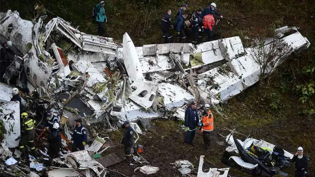 Bombeiros e socorristas vasculham destroços do avião