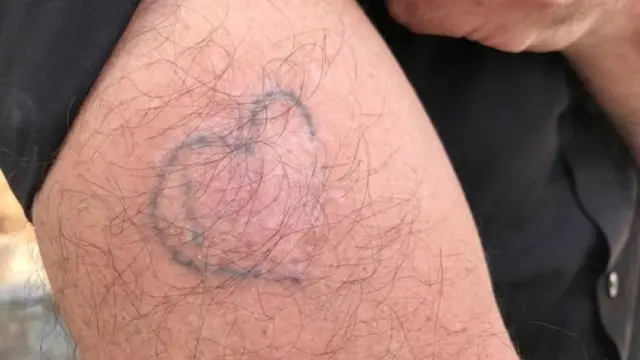 பச்சைக்குத்திக் கொண்டதை காட்டும் ஜஸ்டின் ரவுலட்